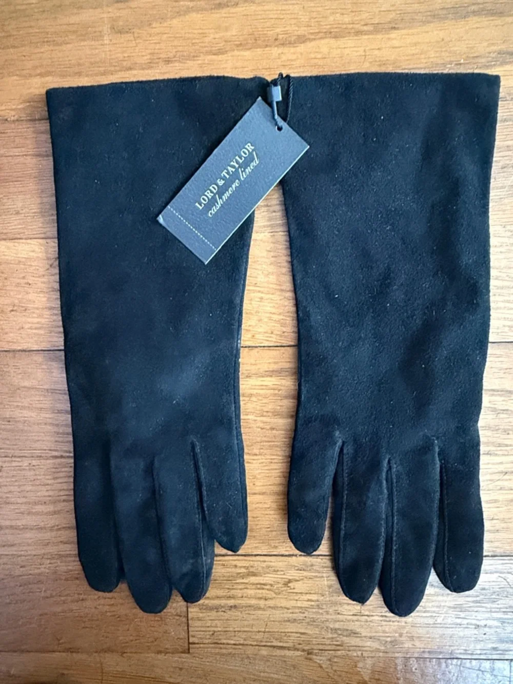 🧤Lord & Taylor black suede gloves. Size 7.5. NWT.